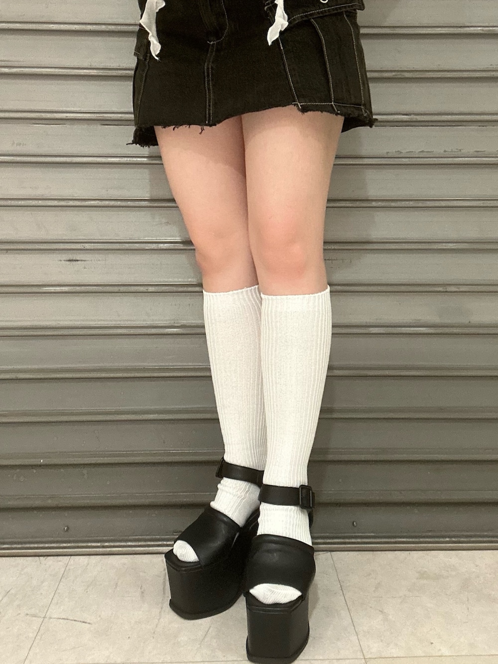 グレー系のTシャツ/カットソー、ホワイト系のシャツ/ブラウス、ブラック系のスカートを着用したレディースの春コーディネートの7枚目の写真