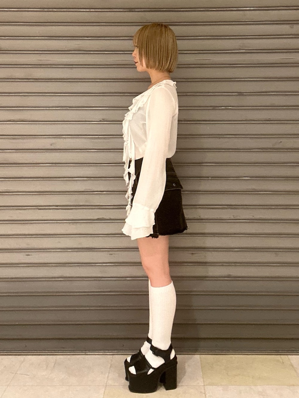 グレー系のTシャツ/カットソー、ホワイト系のシャツ/ブラウス、ブラック系のスカートを着用したレディースの春コーディネートの2枚目の写真