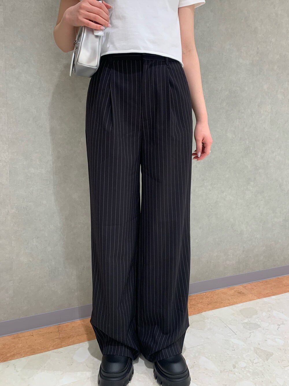 その他のその他パンツ、ホワイト系のTシャツ/カットソー、シルバー系のハンドバッグを着用したレディースの春コーディネートの5枚目の写真