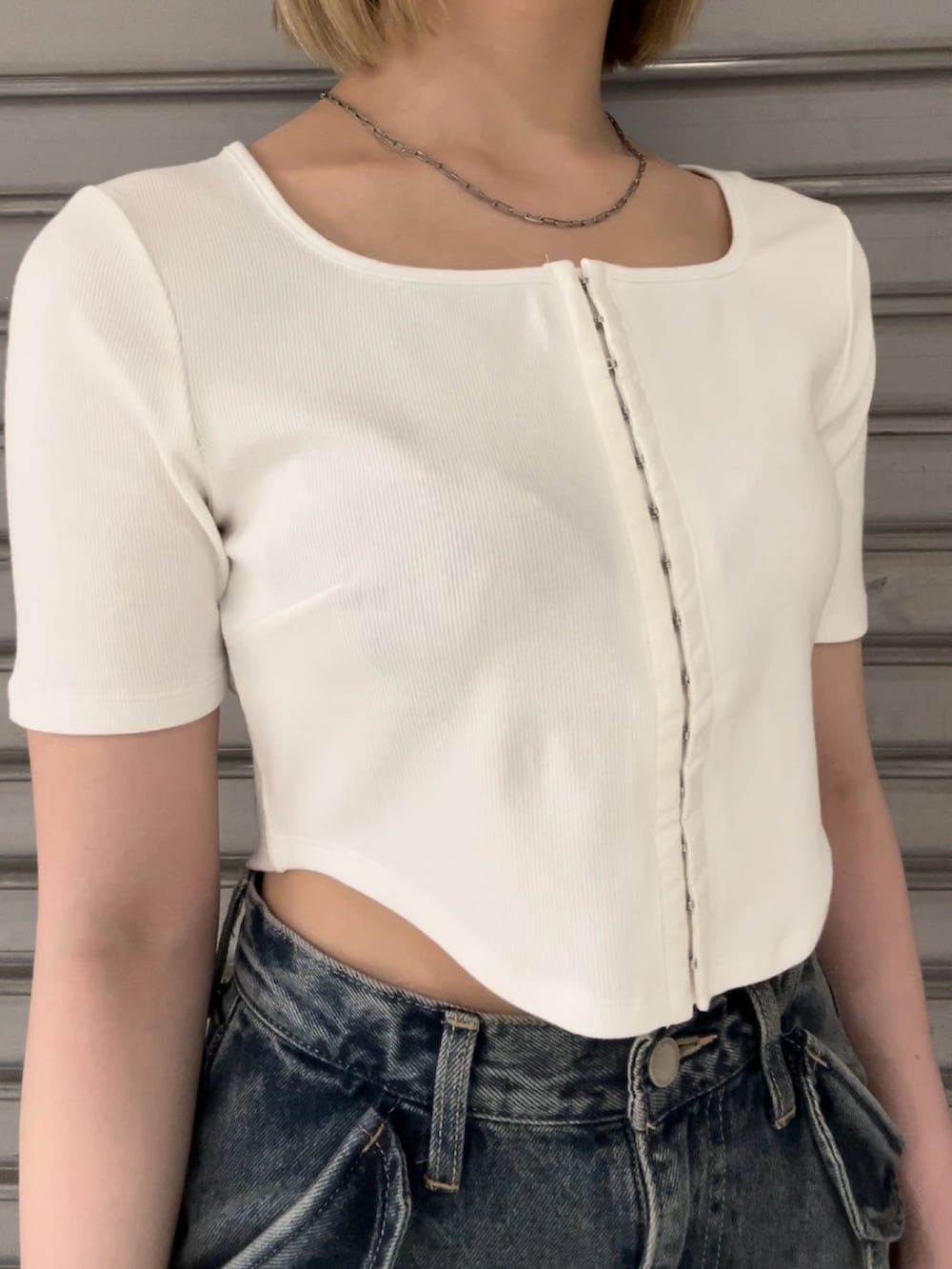 ホワイト系のTシャツ/カットソー、ブルー系のデニムパンツ、ブラック系のサンダルを着用したレディースの夏コーディネートの4枚目の写真