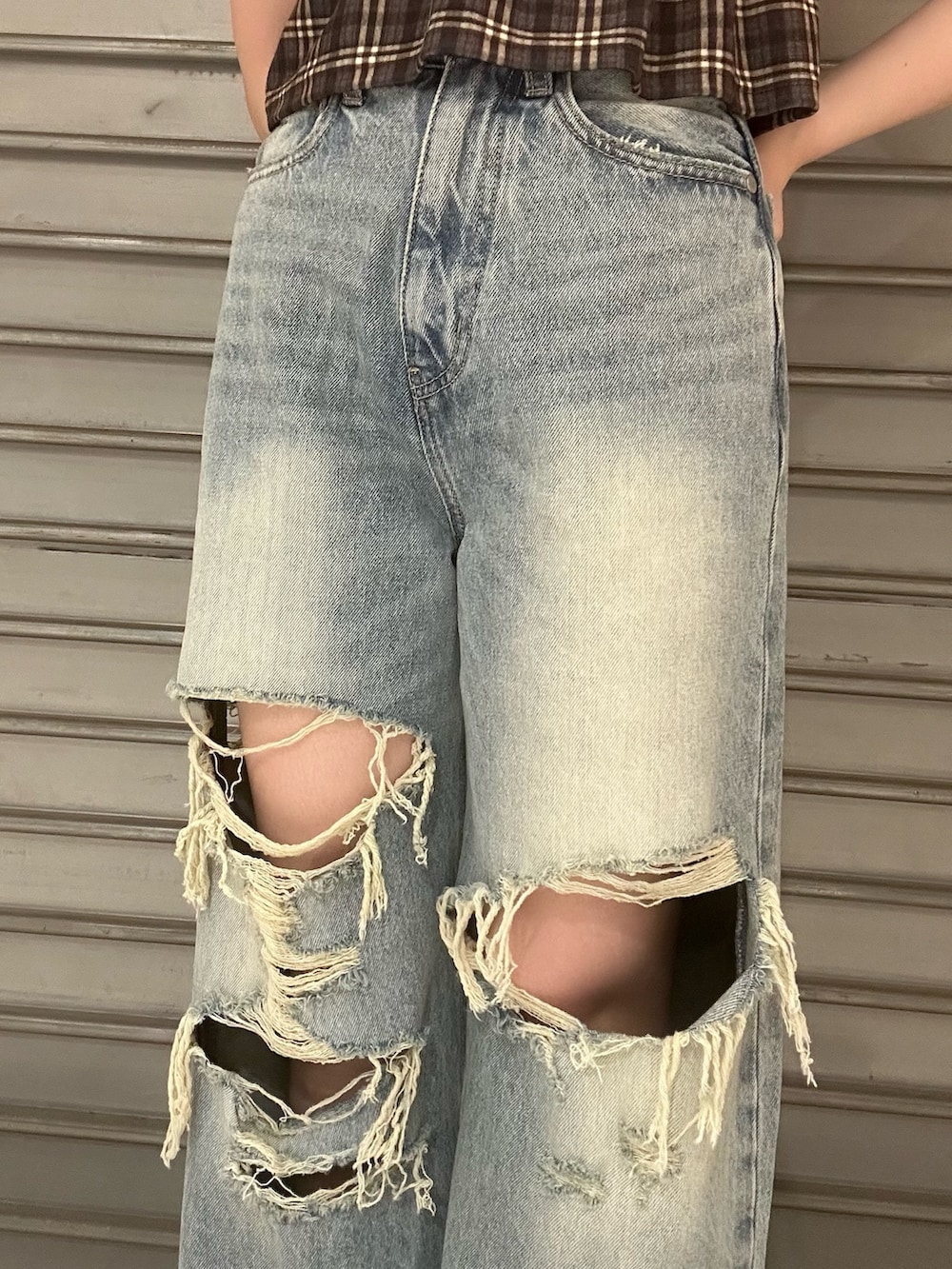 ブラウン系のタンクトップ、ブルー系のデニムパンツ、ブラック系のサンダルを着用したレディースの夏コーディネートの5枚目の写真