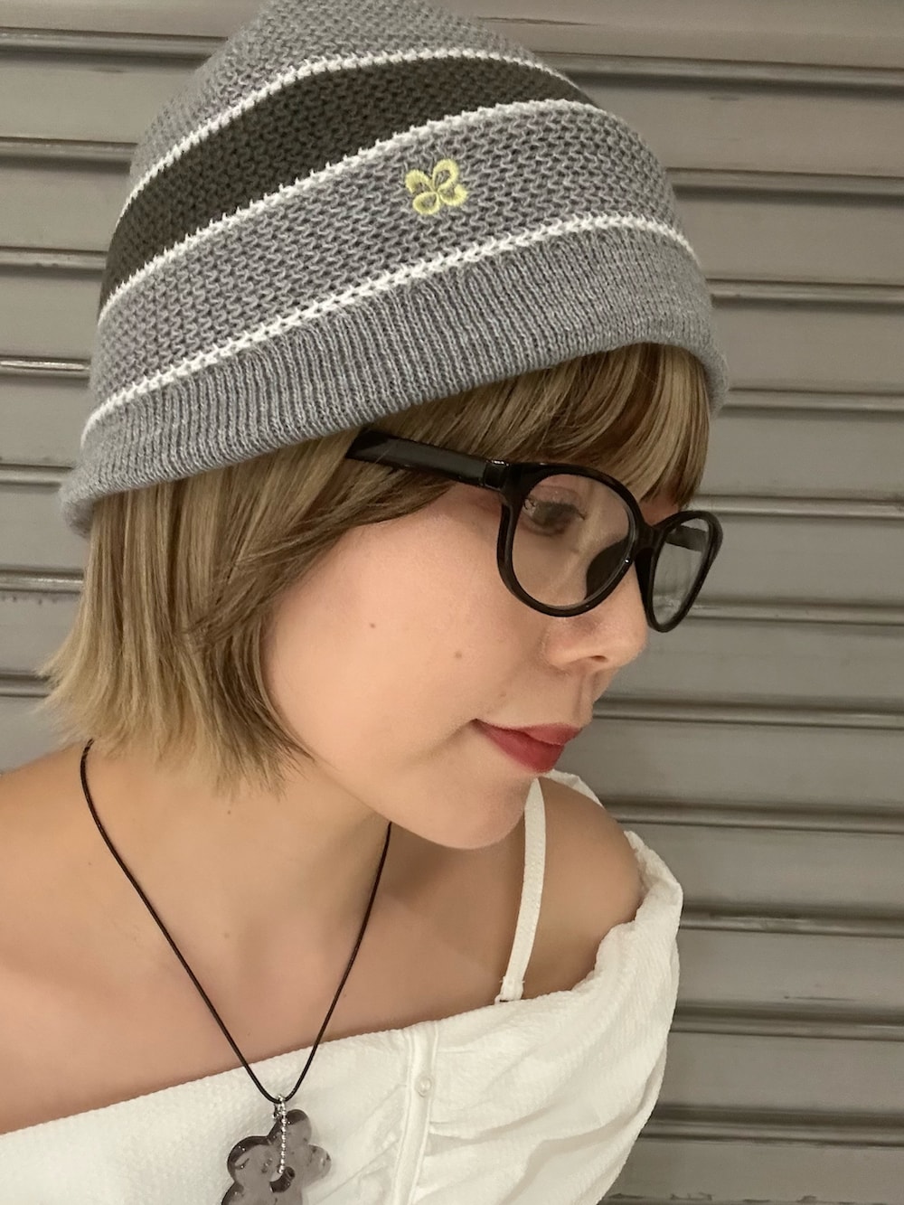 ホワイト系のTシャツ/カットソー、グレー系のスカート、ブラック系のサンダルを着用したレディースの夏コーディネートの5枚目の写真