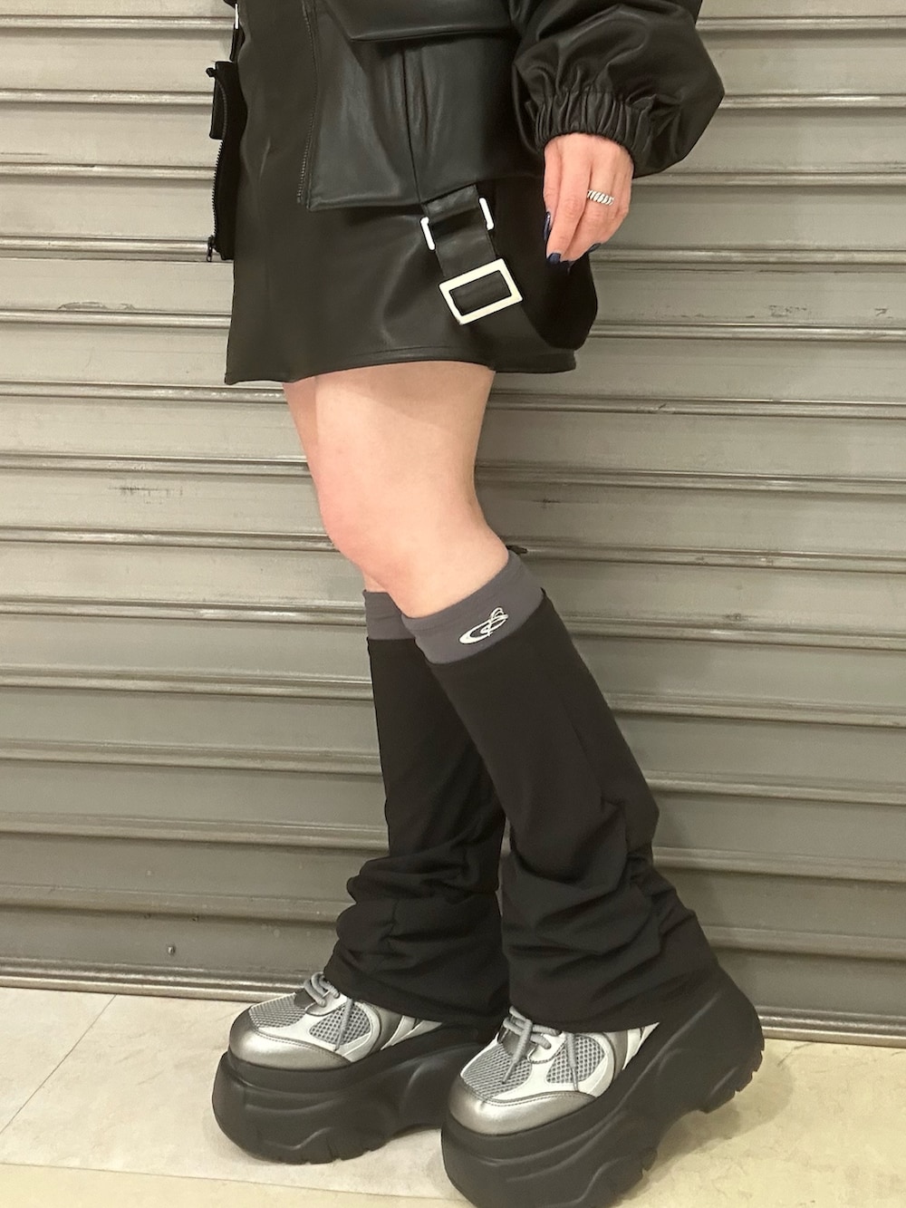 ブラック系のブルゾン、ホワイト系のニット/セーター、ブラック系のスカートを着用したレディースの冬コーディネートの6枚目の写真