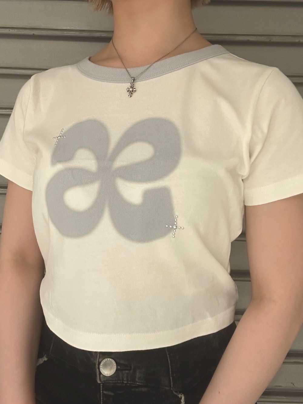 ホワイト系のTシャツ/カットソー、ブルー系のデニムパンツ、ホワイト系のハンドバッグを着用したレディースの夏コーディネートの4枚目の写真