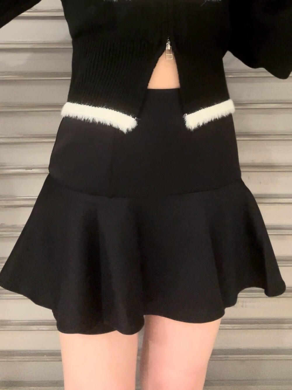 ブラック系のニット/セーター、グレー系のその他アウター、ブラック系のスカートを着用したレディースの冬コーディネートの10枚目の写真