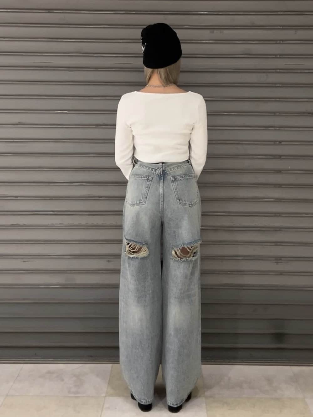 ホワイト系のTシャツ/カットソー、ブルー系のデニムパンツ、ブラック系のハンドバッグを着用したレディースの夏コーディネートの3枚目の写真