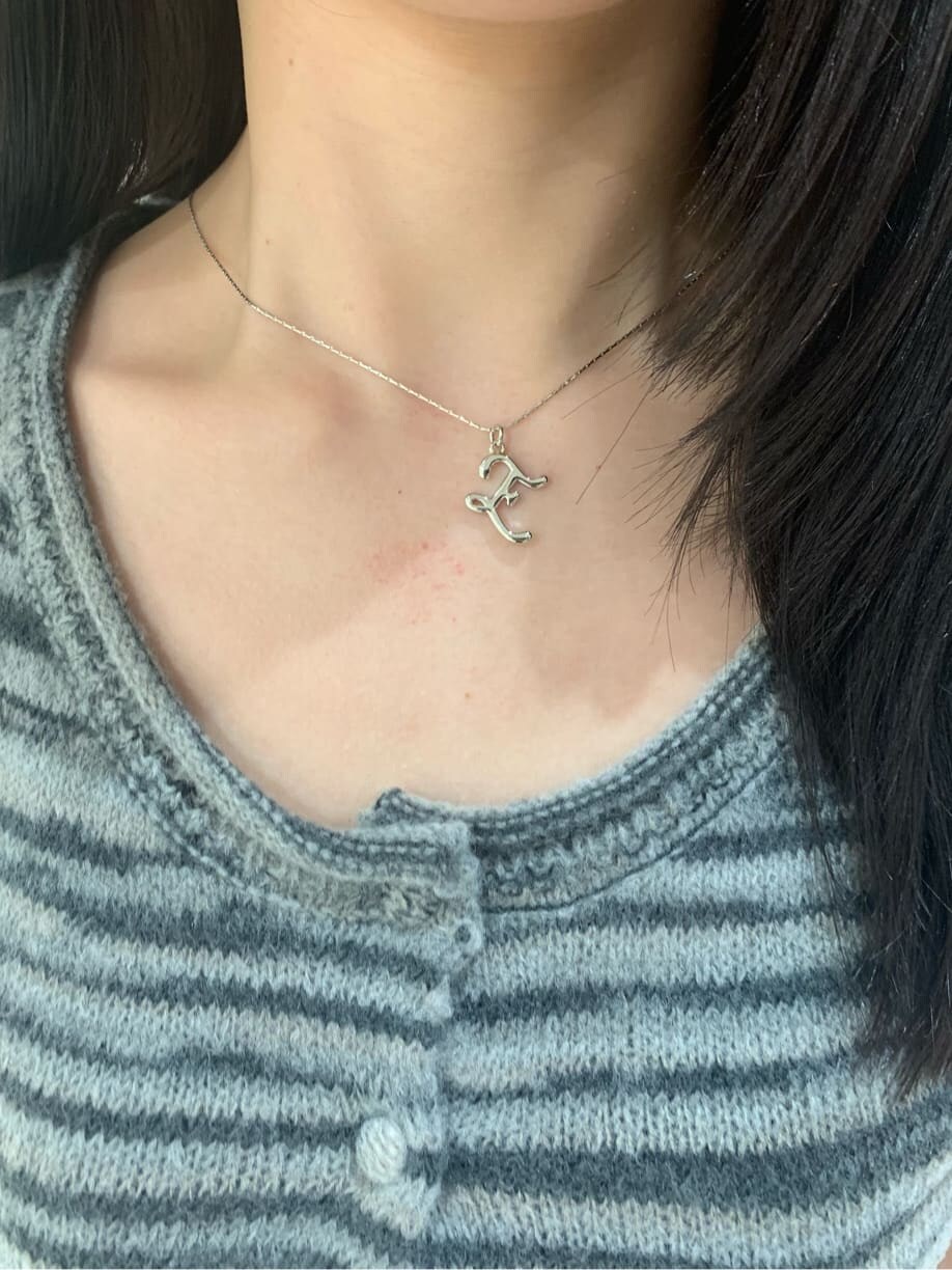 ブラック系のスカート、ブラック系のニット/セーター、ブラック系のスリッポンを着用したレディースの夏コーディネートの4枚目の写真