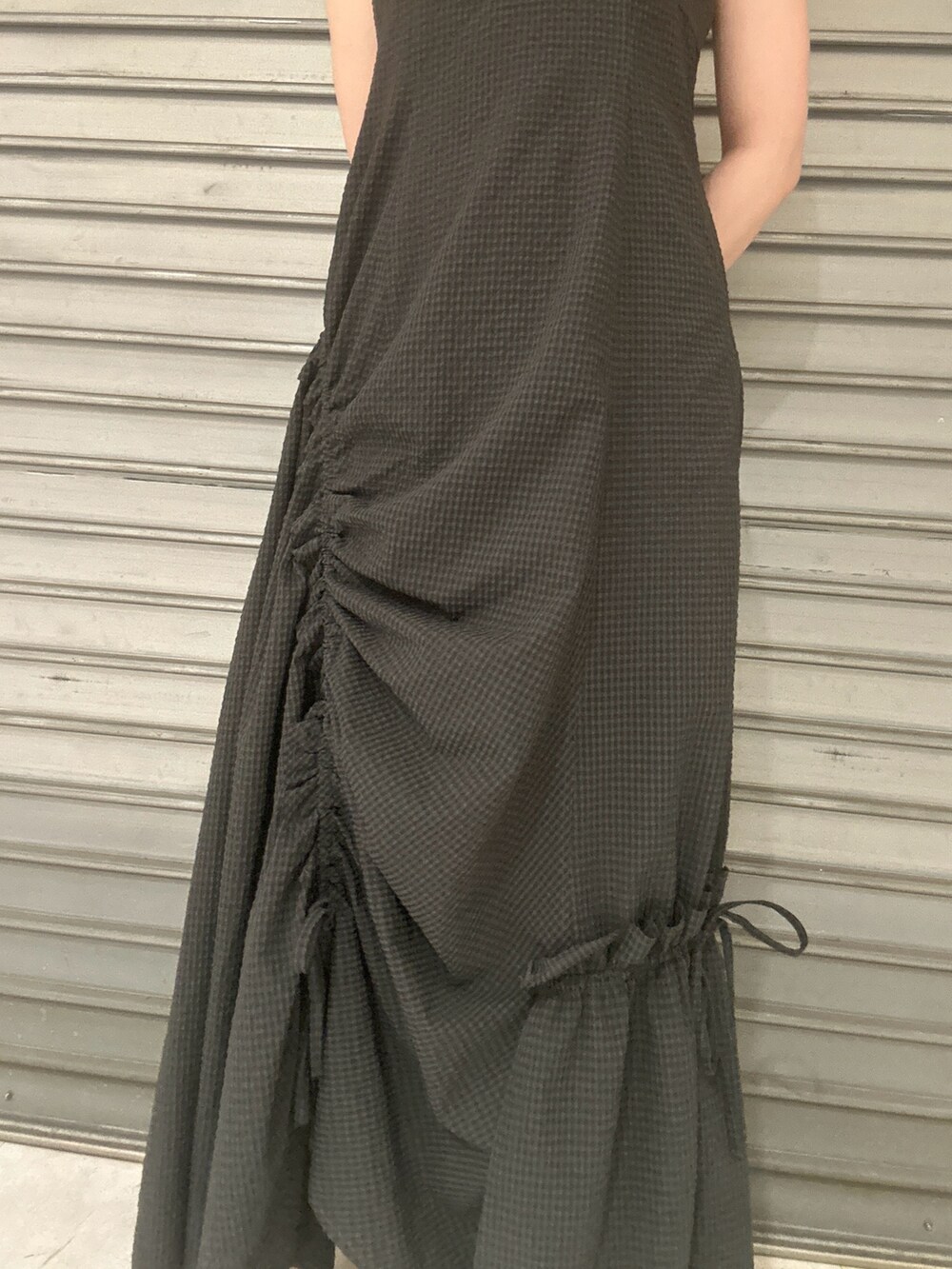 グレー系のワンピース、ホワイト系のハンドバッグ、ホワイト系のパンプスを着用したレディースの春コーディネートの5枚目の写真