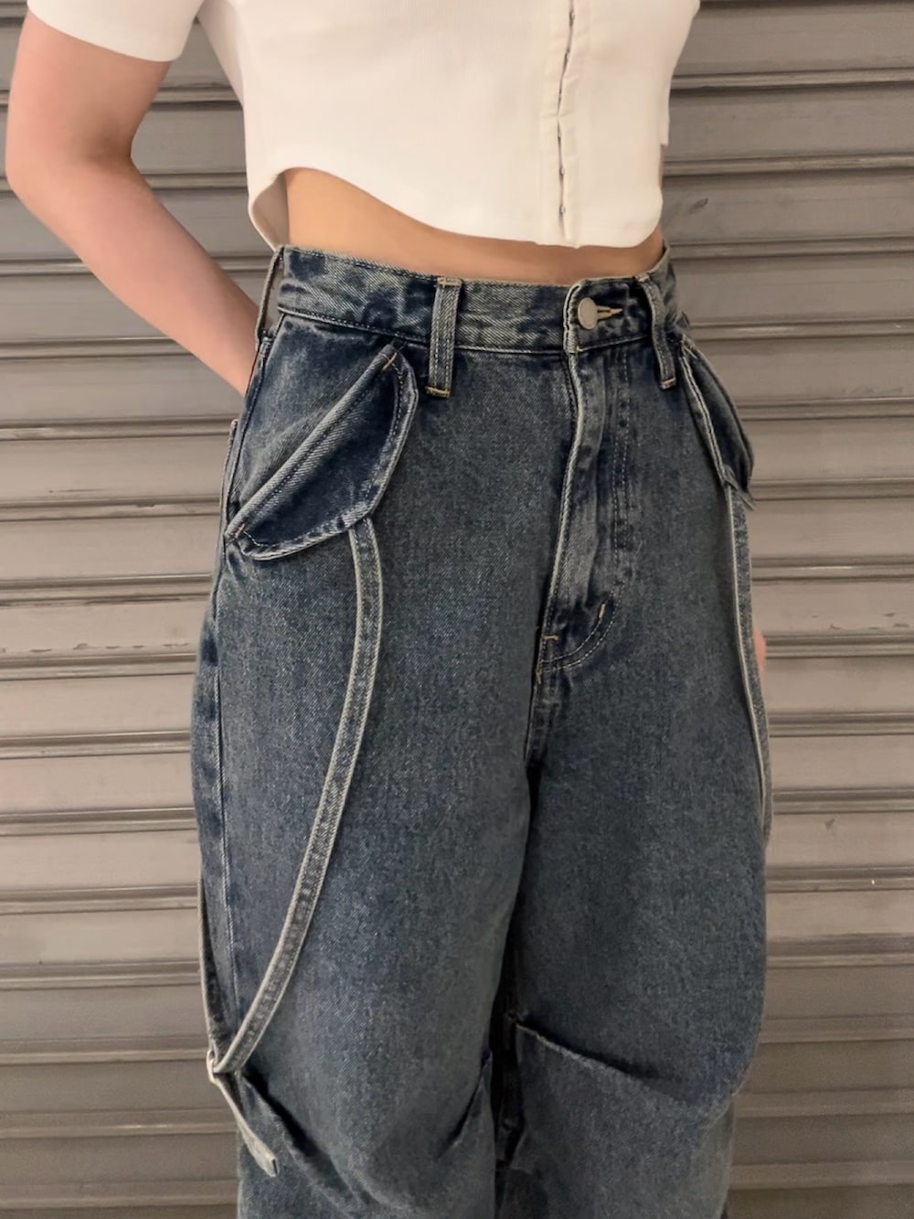 ホワイト系のTシャツ/カットソー、ブルー系のデニムパンツ、ブラック系のサンダルを着用したレディースの夏コーディネートの5枚目の写真