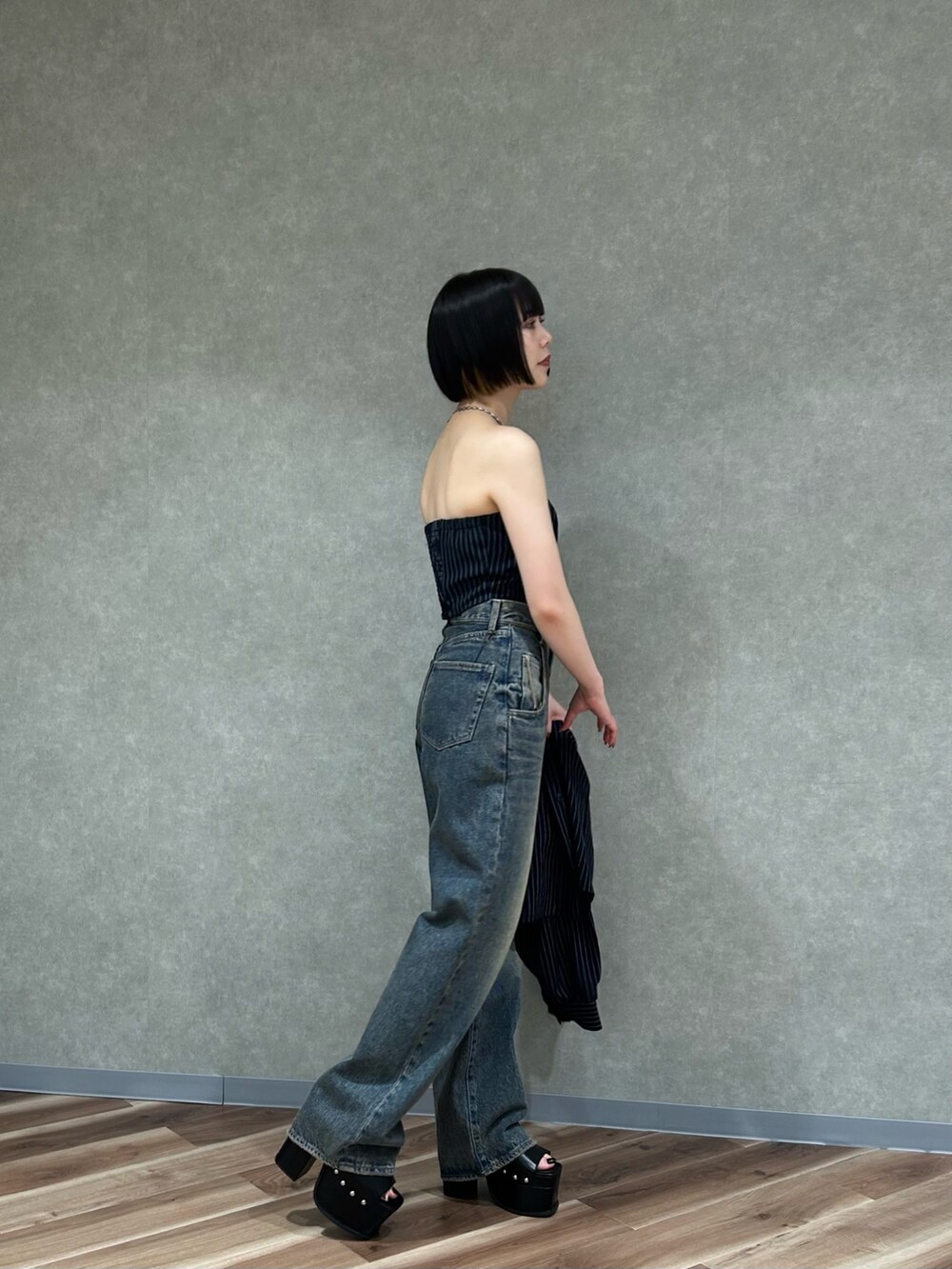 その他のシャツ/ブラウス、ブルー系のデニムパンツ、ブラック系のサンダルを着用したレディースの夏コーディネートの4枚目の写真