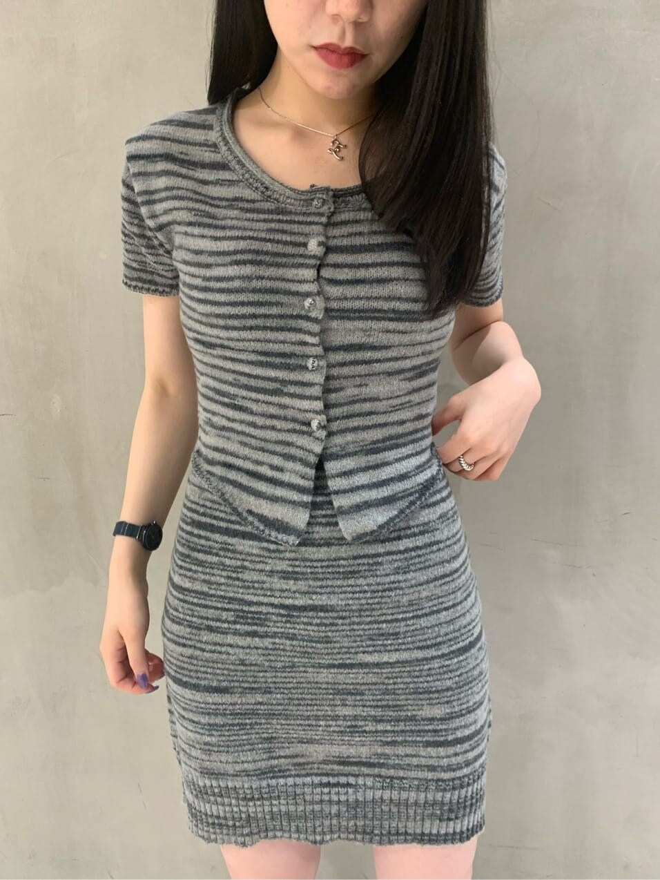 ブラック系のスカート、ブラック系のニット/セーター、ブラック系のスリッポンを着用したレディースの夏コーディネートの3枚目の写真