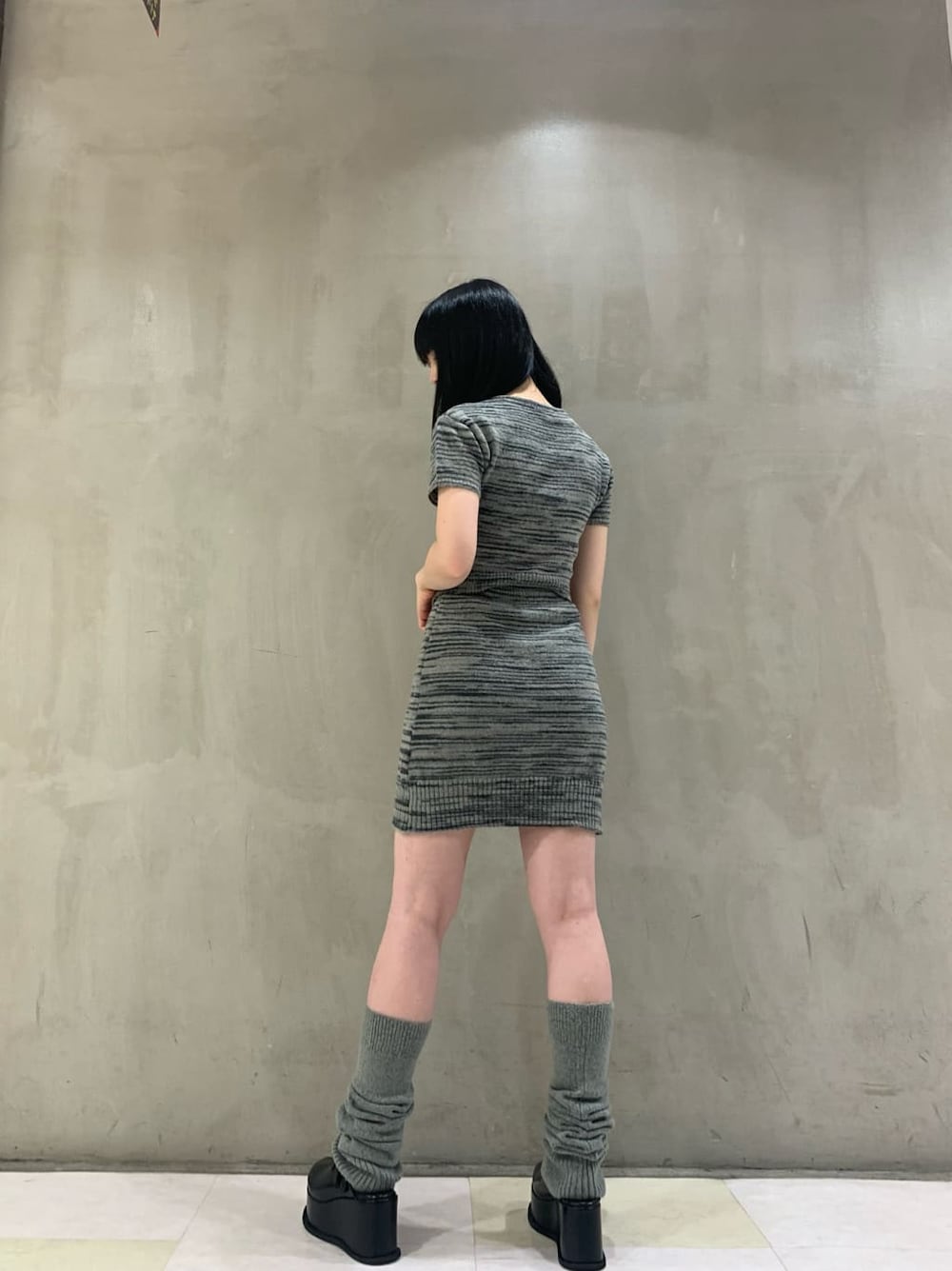 ブラック系のスカート、ブラック系のニット/セーター、ブラック系のスリッポンを着用したレディースの夏コーディネートの2枚目の写真