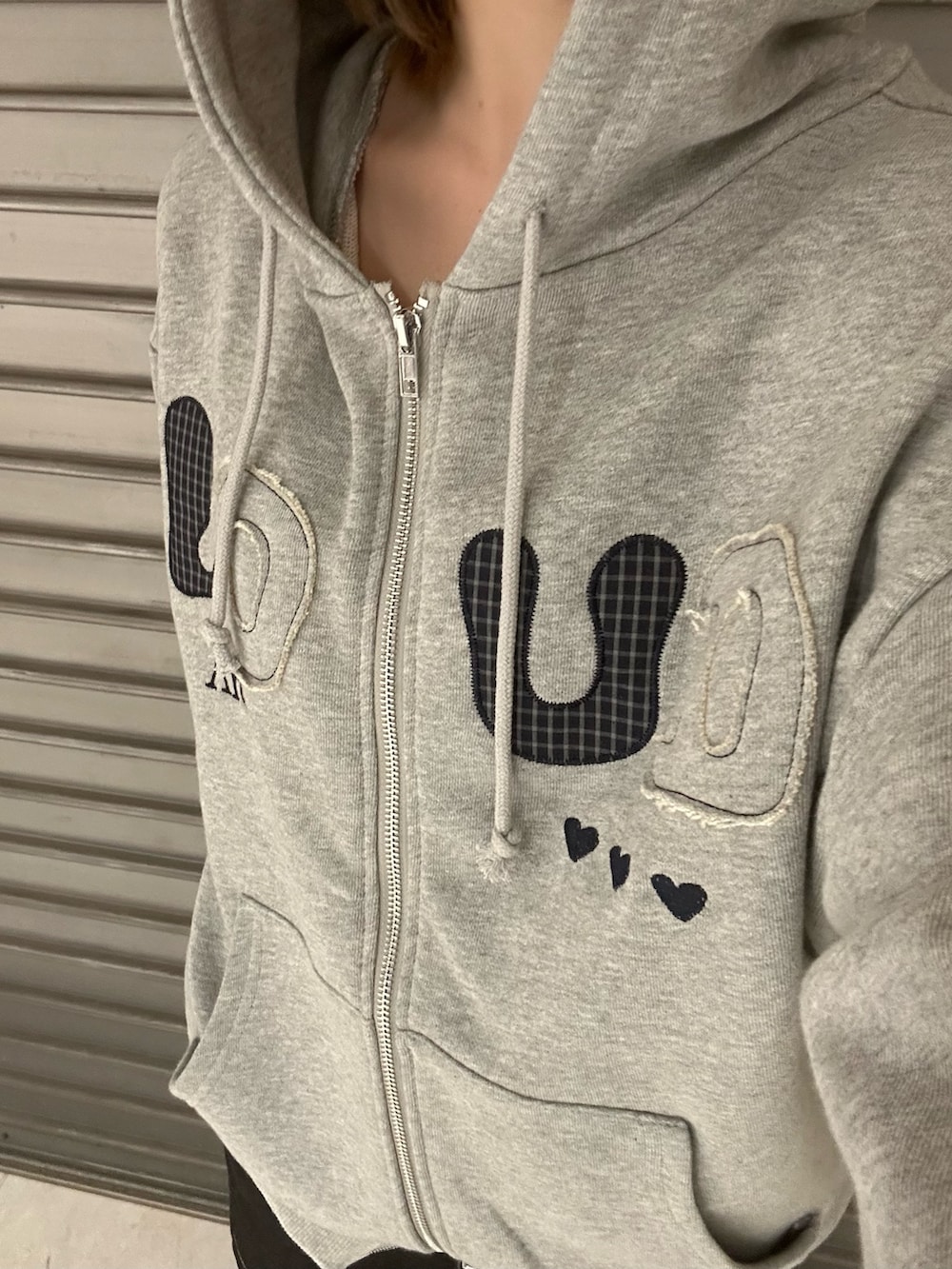 ブルー系のブルゾン、グレー系のパーカー、ブルー系のスカートを着用したレディースの冬コーディネートの5枚目の写真