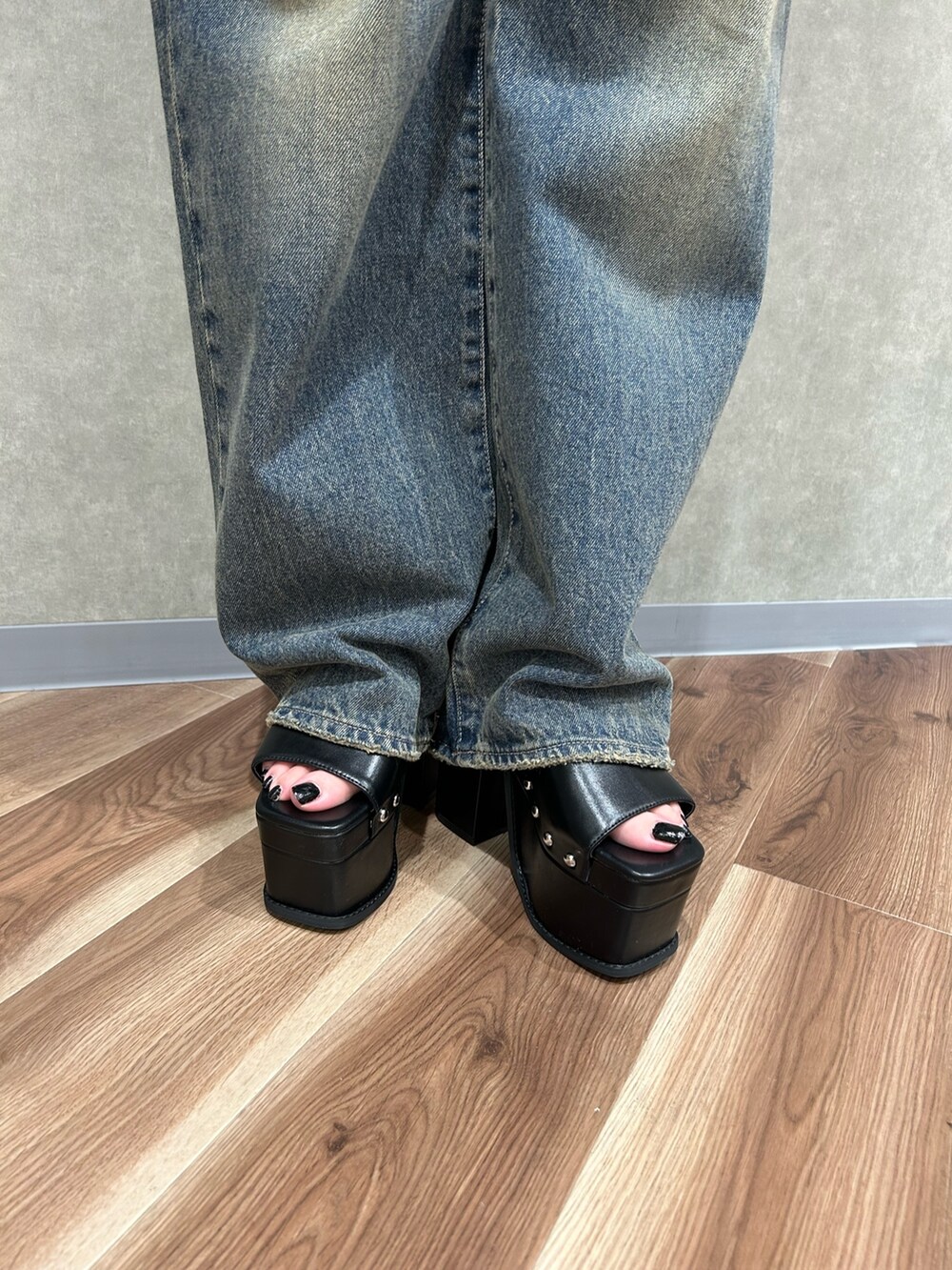 その他のシャツ/ブラウス、ブルー系のデニムパンツ、ブラック系のサンダルを着用したレディースの夏コーディネートの8枚目の写真