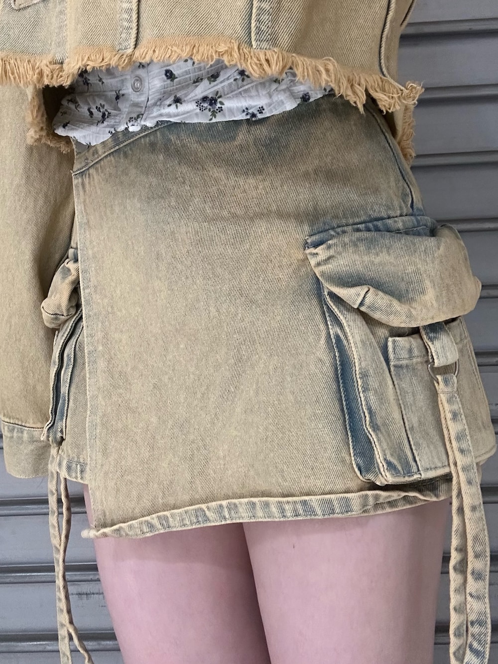 ブラック系のブーツ、ホワイト系のTシャツ/カットソー、ベージュ系のデニムジャケットを着用したレディースの春コーディネートの7枚目の写真