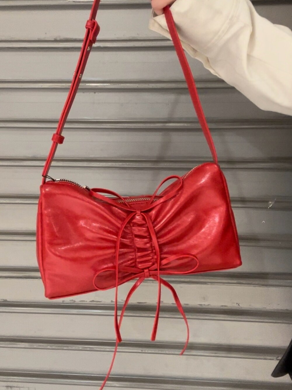 ホワイト系のシャツ/ブラウス、ブラック系のスカート、レッド系のショルダーバッグを着用したレディースの秋コーディネートの6枚目の写真