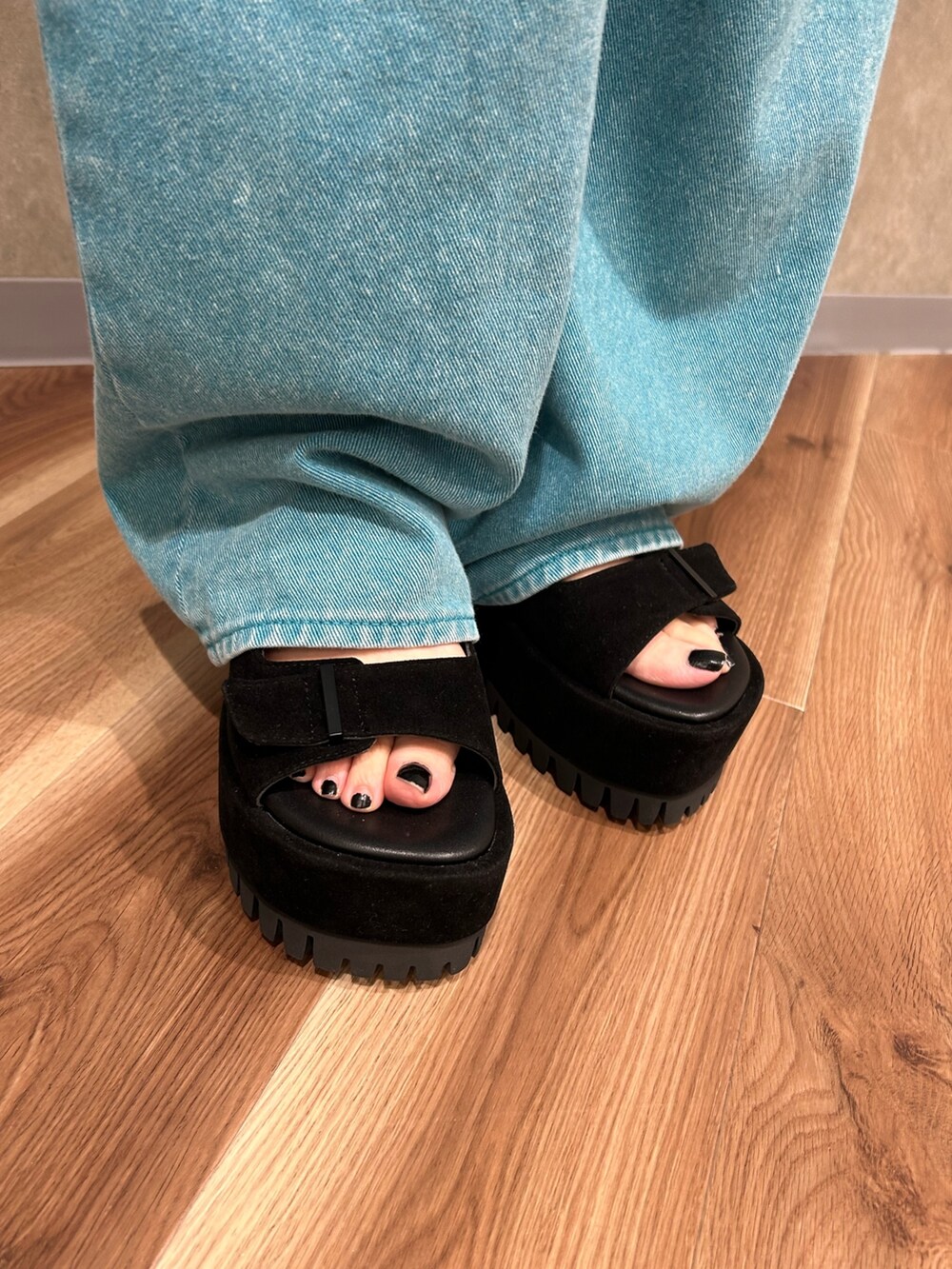 ホワイト系のTシャツ/カットソー、グリーン系のデニムパンツ、ブラック系のサンダルを着用したレディースの夏コーディネートの5枚目の写真