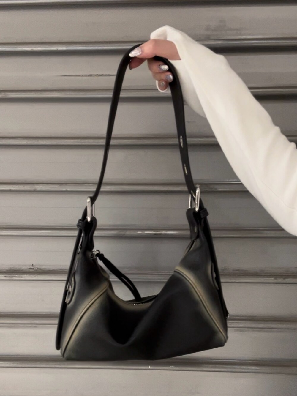 ホワイト系のTシャツ/カットソー、ブルー系のデニムパンツ、ブラック系のハンドバッグを着用したレディースの夏コーディネートの6枚目の写真