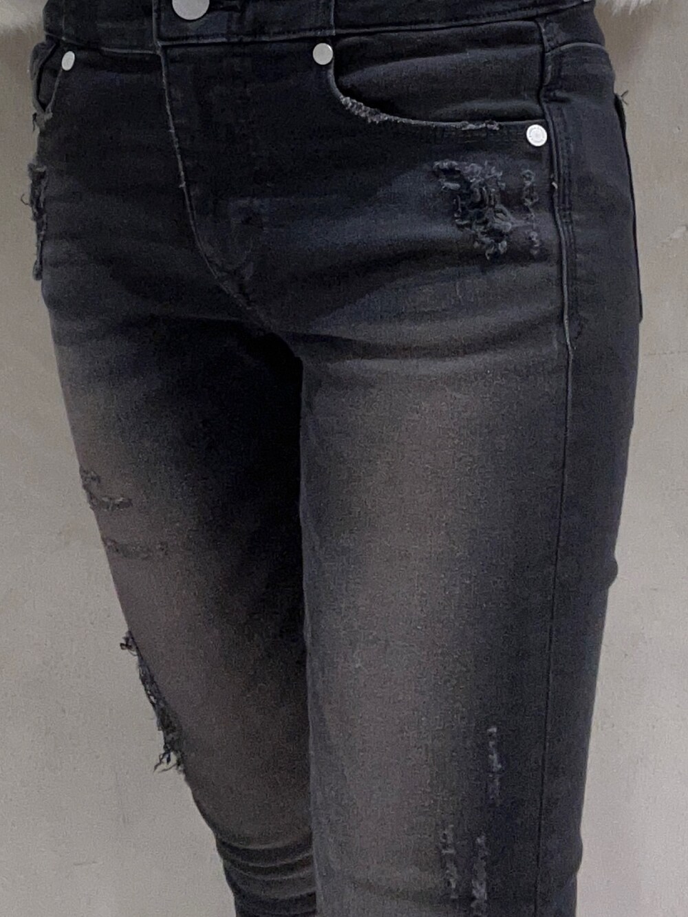 ブラック系のニット/セーター、ブラック系のブーツ、ブラック系のデニムパンツを着用したレディースの秋コーディネートの4枚目の写真