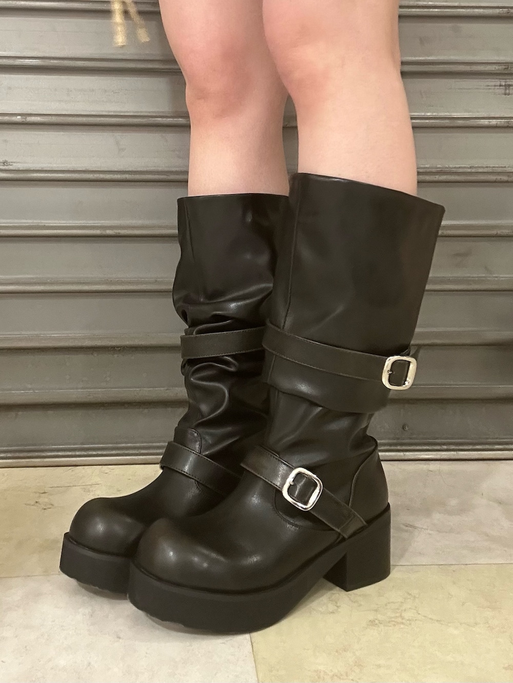 ブラック系のブーツ、ホワイト系のTシャツ/カットソー、ベージュ系のデニムジャケットを着用したレディースの春コーディネートの9枚目の写真