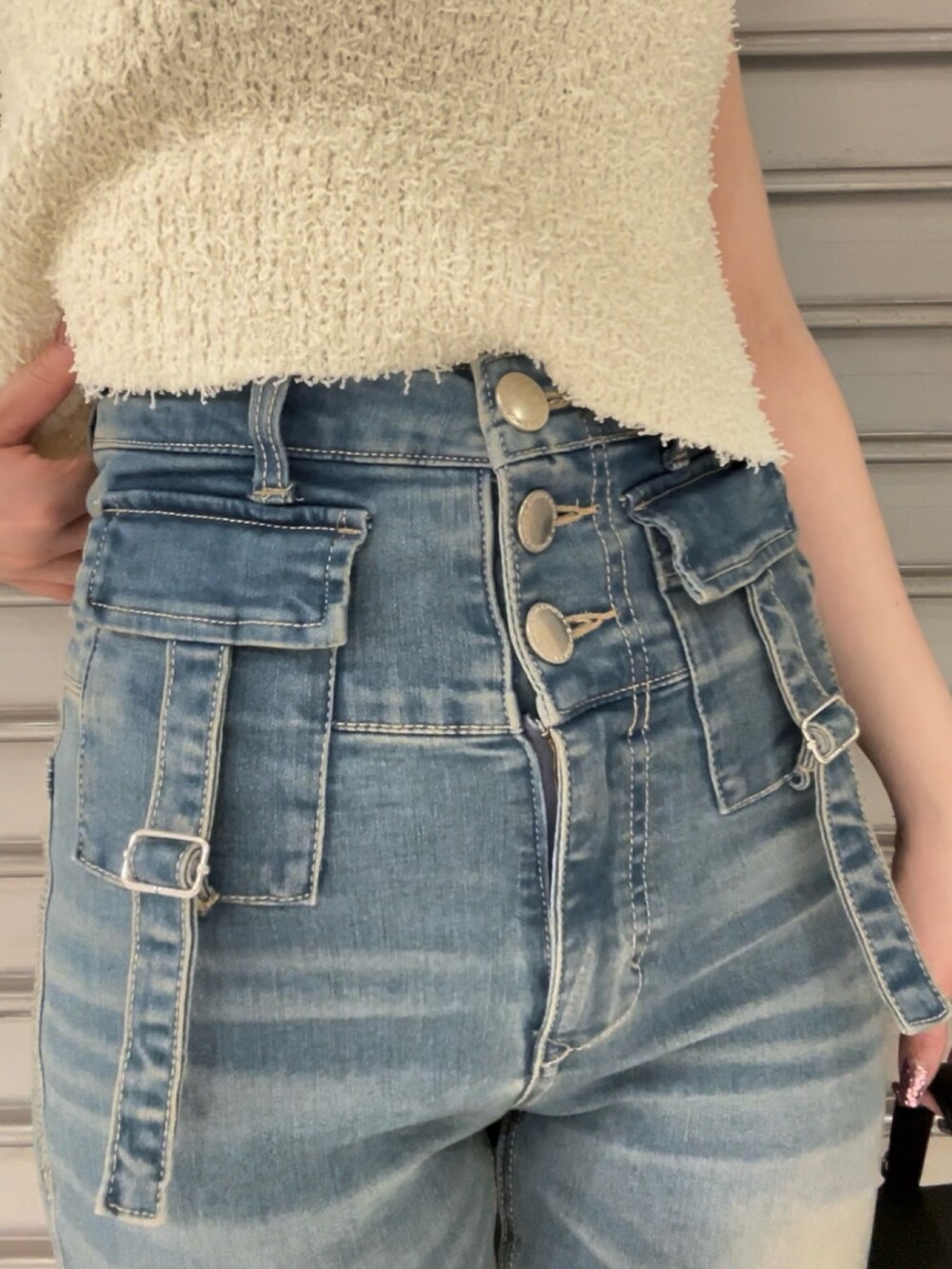 ホワイト系のタンクトップ、ブルー系のデニムパンツ、ブラック系のハンドバッグを着用したレディースの夏コーディネートの5枚目の写真