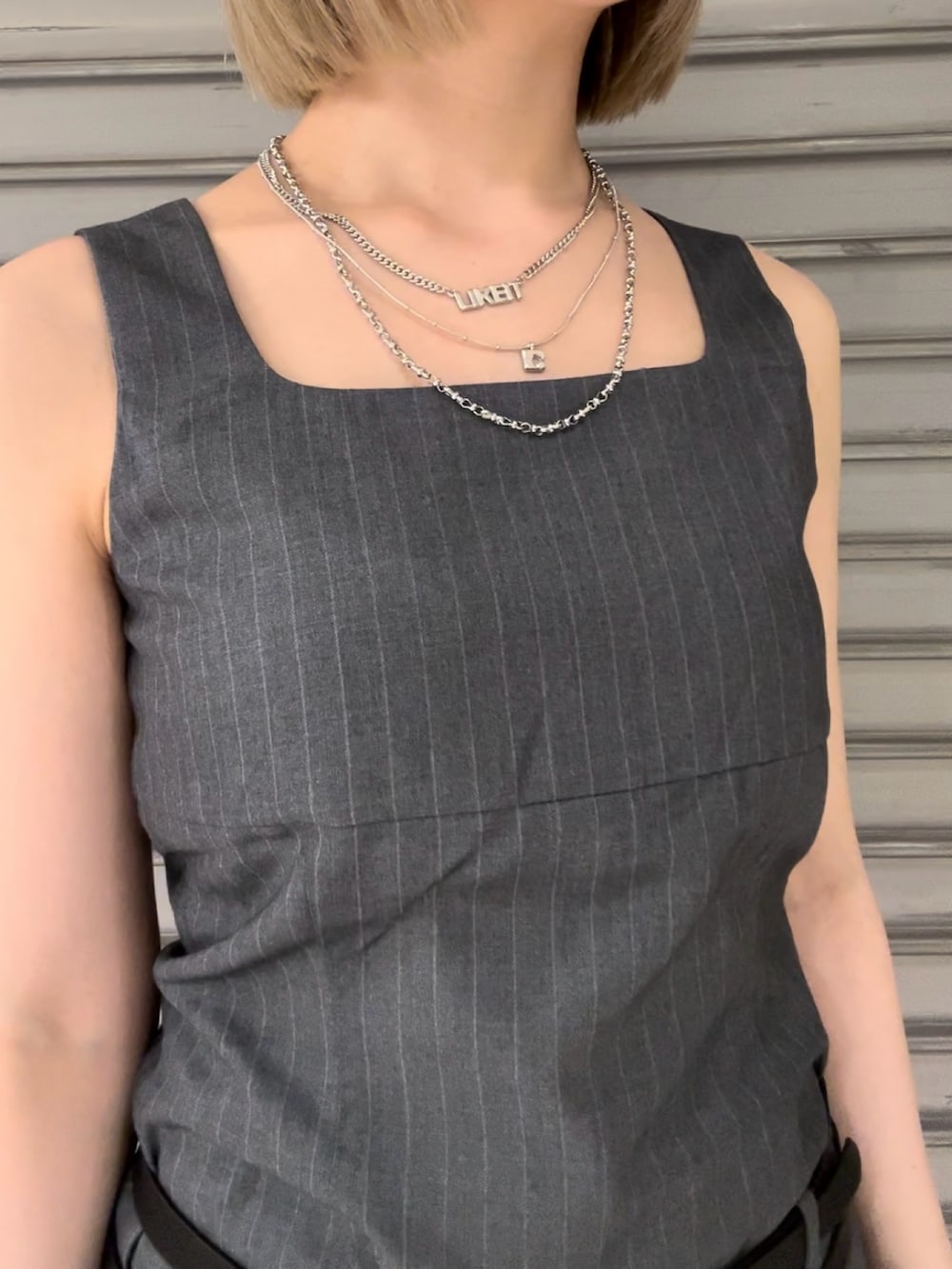 その他のワンピース、ブラック系のサンダル、ブラック系のショルダーバッグを着用したレディースの夏コーディネートの4枚目の写真