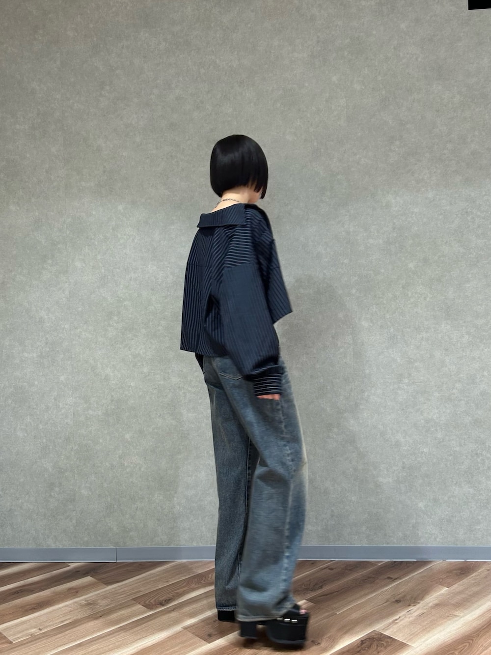 その他のシャツ/ブラウス、ブルー系のデニムパンツ、ブラック系のサンダルを着用したレディースの夏コーディネートの3枚目の写真