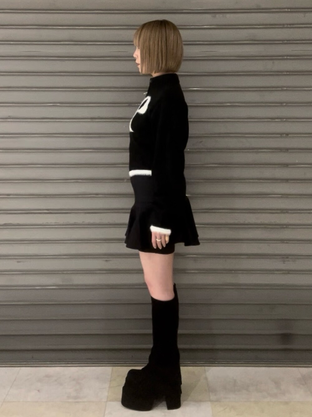 ブラック系のニット/セーター、グレー系のその他アウター、ブラック系のスカートを着用したレディースの冬コーディネートの5枚目の写真