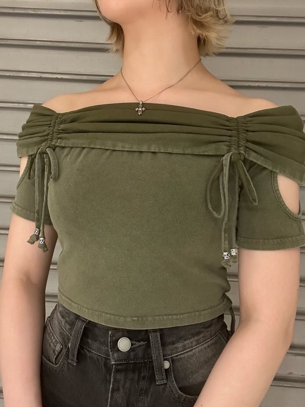 グリーン系のTシャツ/カットソー、ブラック系のデニムパンツ、ブラウン系のハンドバッグを着用したレディースの夏コーディネートの4枚目の写真