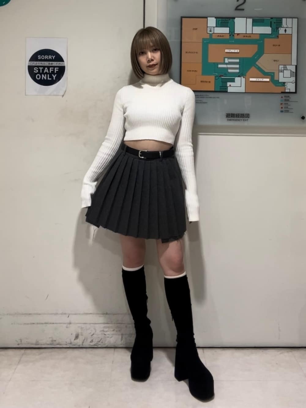 ホワイト系のニット/セーター、その他のブルゾン、グレー系のスカートを着用したレディースの秋コーディネートの2枚目の写真