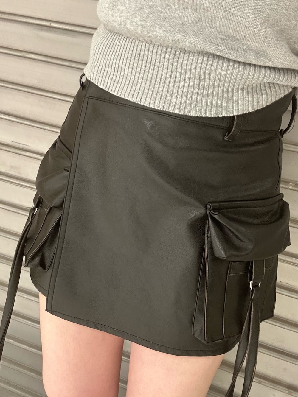 ブラック系のシャツ/ブラウス、グレー系のニット/セーター、ブラック系のその他パンツを着用したレディースの冬コーディネートの9枚目の写真