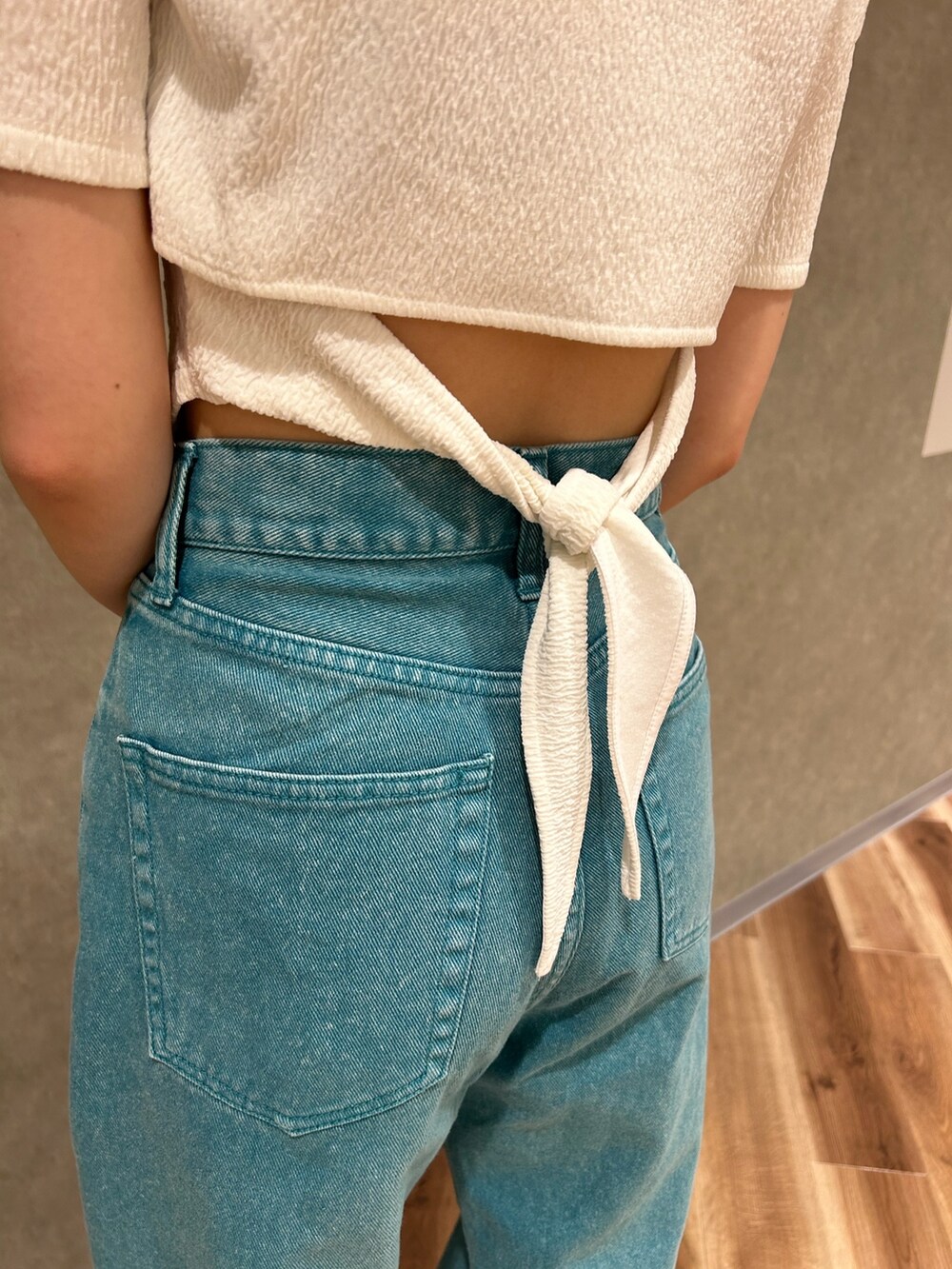 ホワイト系のTシャツ/カットソー、グリーン系のデニムパンツ、ブラック系のサンダルを着用したレディースの夏コーディネートの4枚目の写真