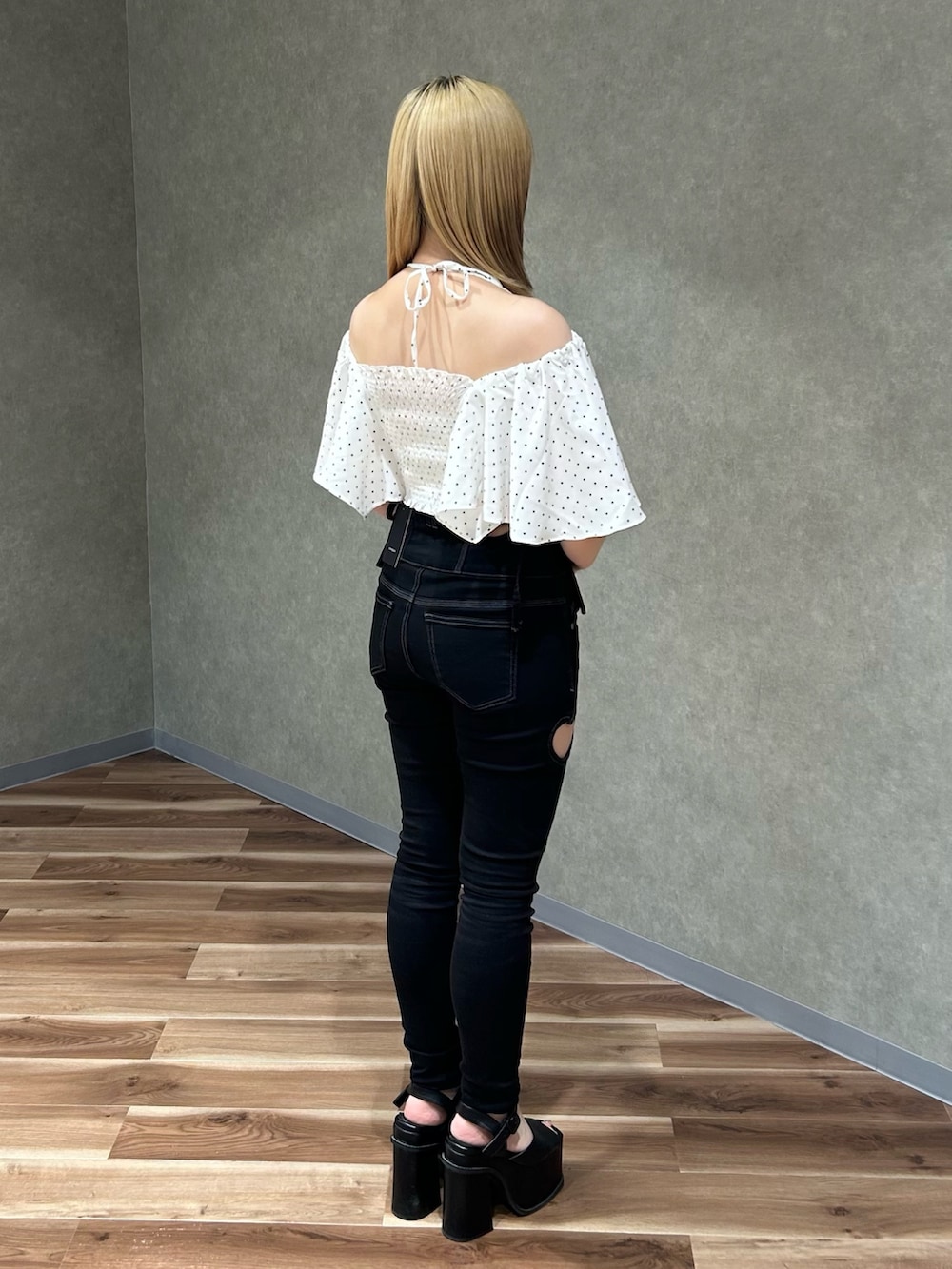 ホワイト系のTシャツ/カットソー、ブラック系のデニムパンツ、ブラック系のサンダルを着用したレディースの夏コーディネートの3枚目の写真