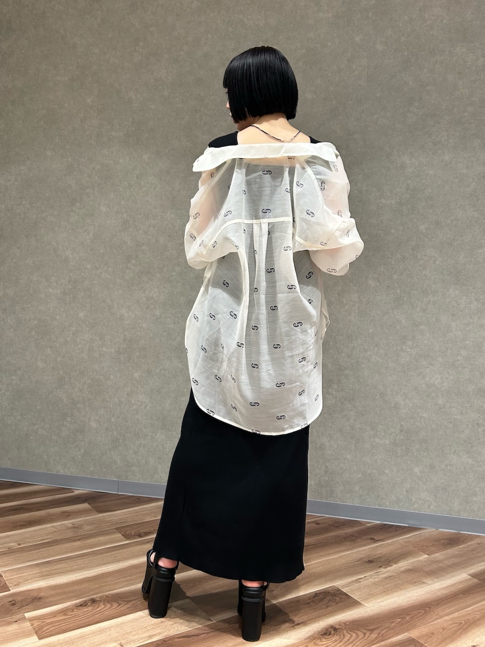 ホワイト系のシャツ/ブラウス、ブラック系のワンピース、ブラック系のサンダルを着用したレディースの春コーディネートの6枚目の写真