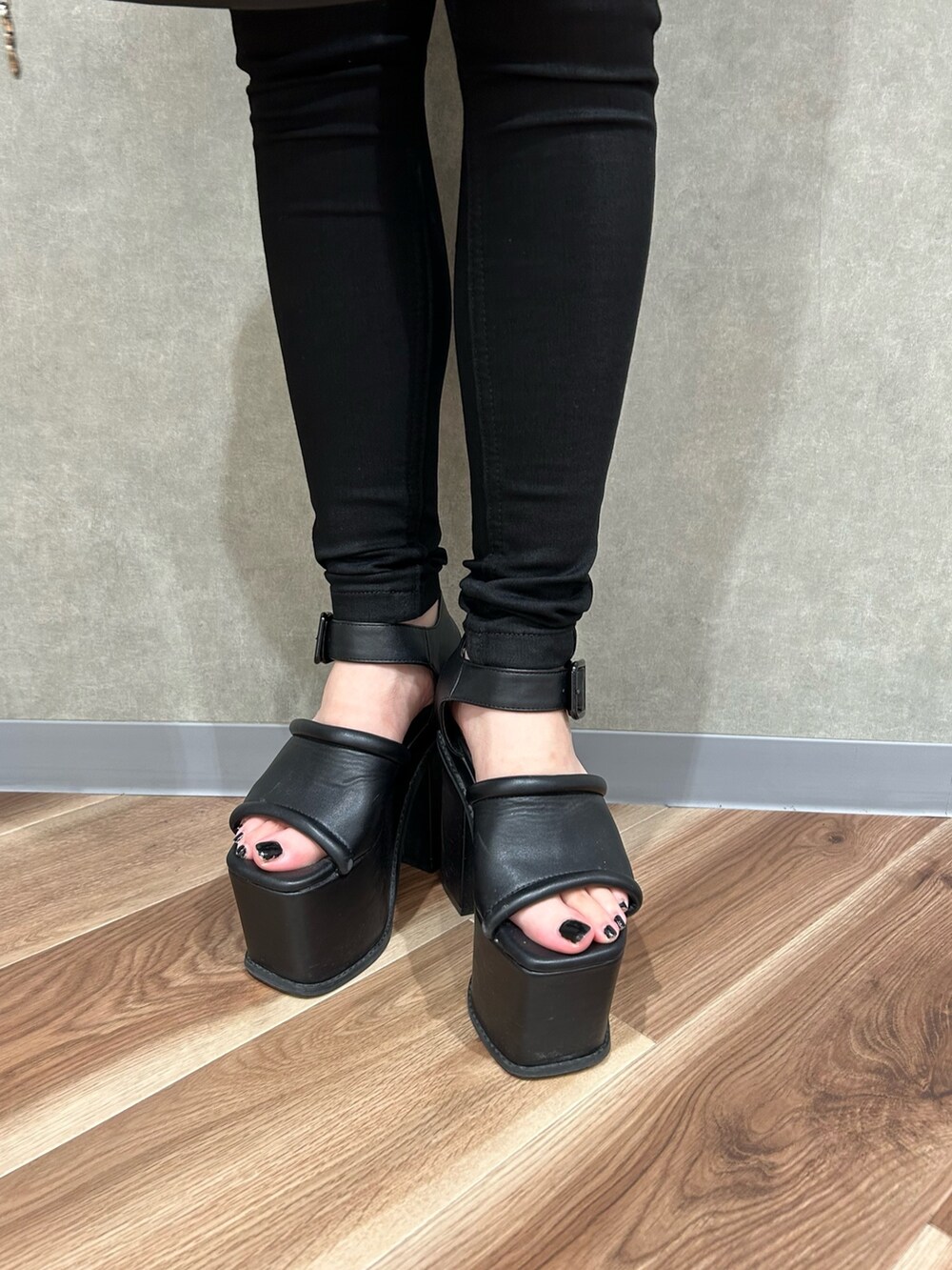 ブラック系のデニムパンツ、ブルー系のTシャツ/カットソー、ブラック系のハンドバッグを着用したレディースの夏コーディネートの7枚目の写真