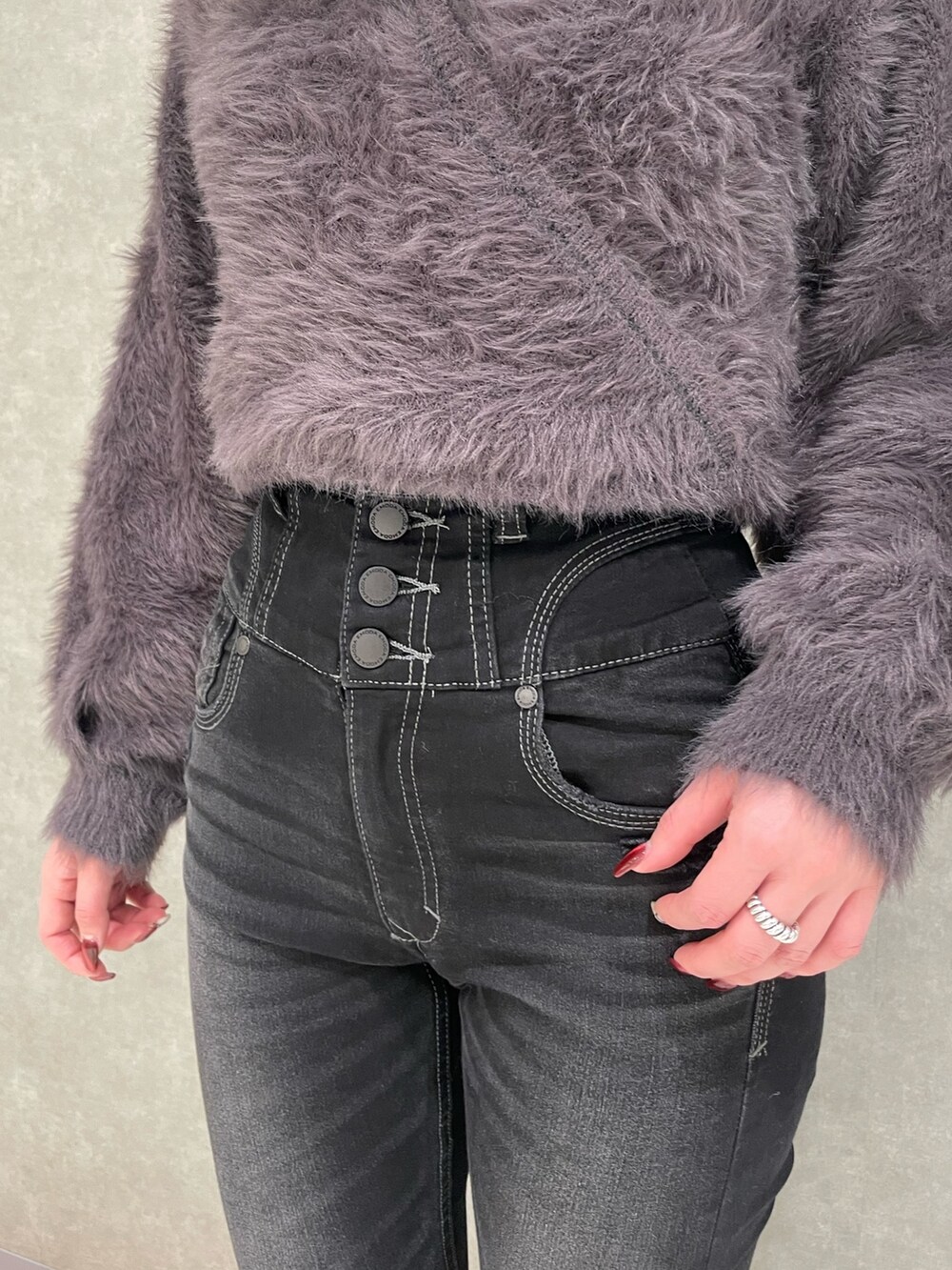 ブラック系のデニムパンツ、グレー系のニット/セーター、ブラック系のローファーを着用したレディースの冬コーディネートの4枚目の写真