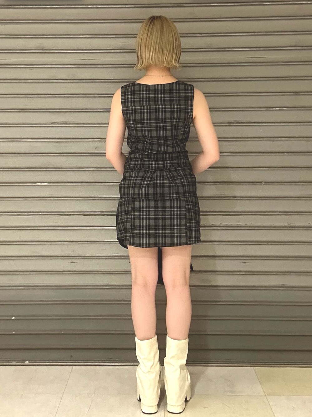 ホワイト系のサンダル、ブラック系のハンドバッグ、グレー系のワンピースを着用したレディースの夏コーディネートの3枚目の写真