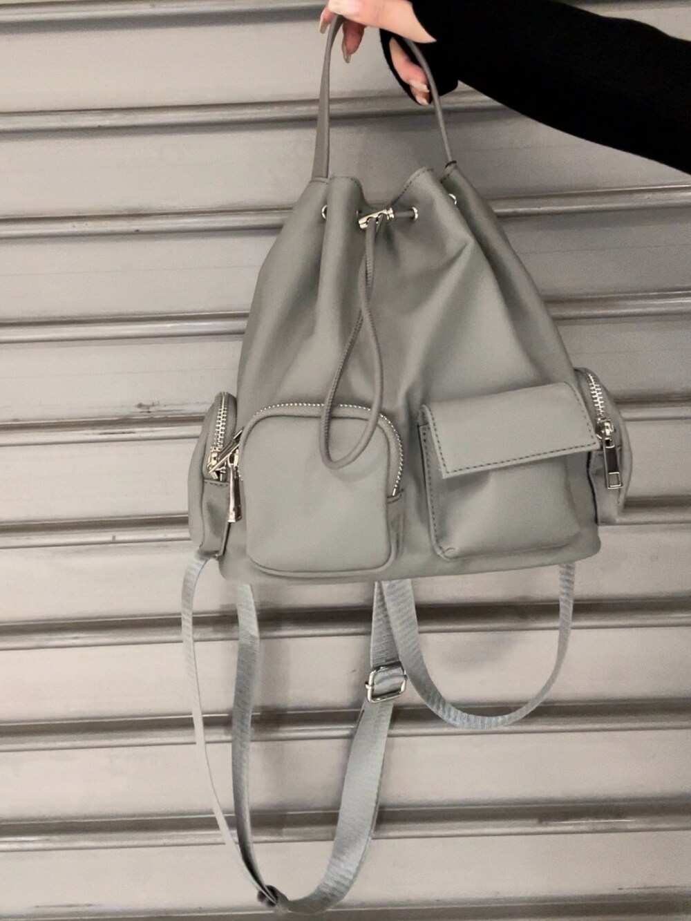 ブラック系のワンピース、ブラック系のハンドバッグ、ブラック系のブーツを着用したレディースの秋コーディネートの7枚目の写真