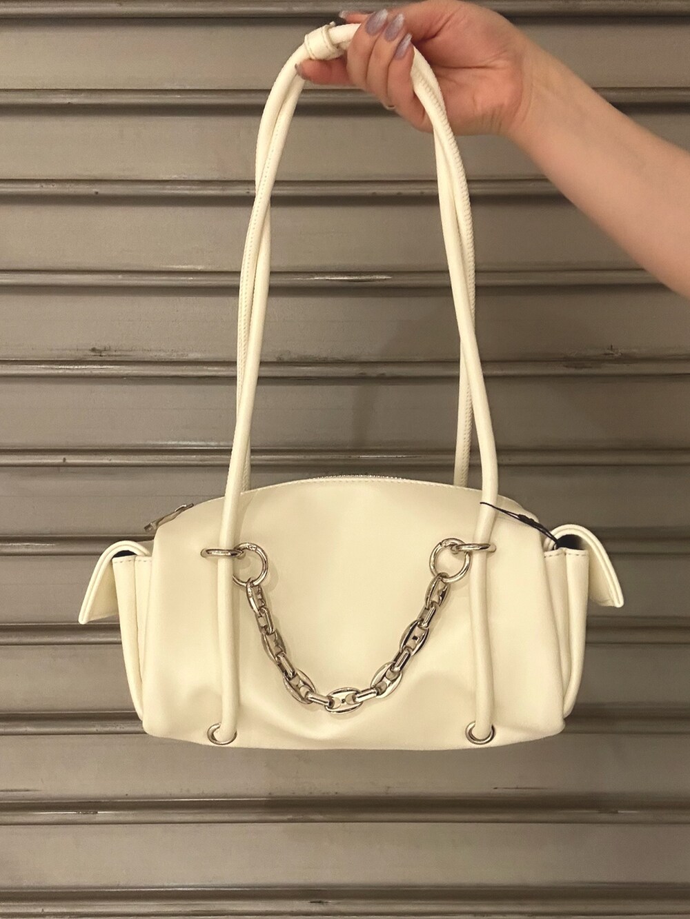 ホワイト系のTシャツ/カットソー、ブルー系のデニムパンツ、ホワイト系のハンドバッグを着用したレディースの夏コーディネートの6枚目の写真