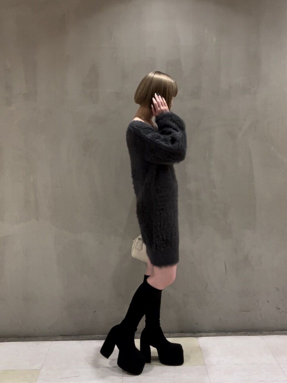 その他のブーツ、ホワイト系のダウンジャケット/コート、グレー系のワンピースを着用したレディースの冬コーディネートの2枚目の写真