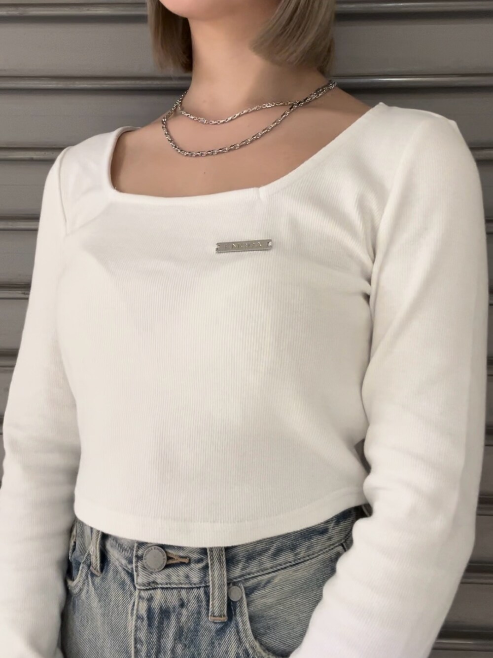 ホワイト系のTシャツ/カットソー、ブルー系のデニムパンツ、ブラック系のハンドバッグを着用したレディースの夏コーディネートの4枚目の写真