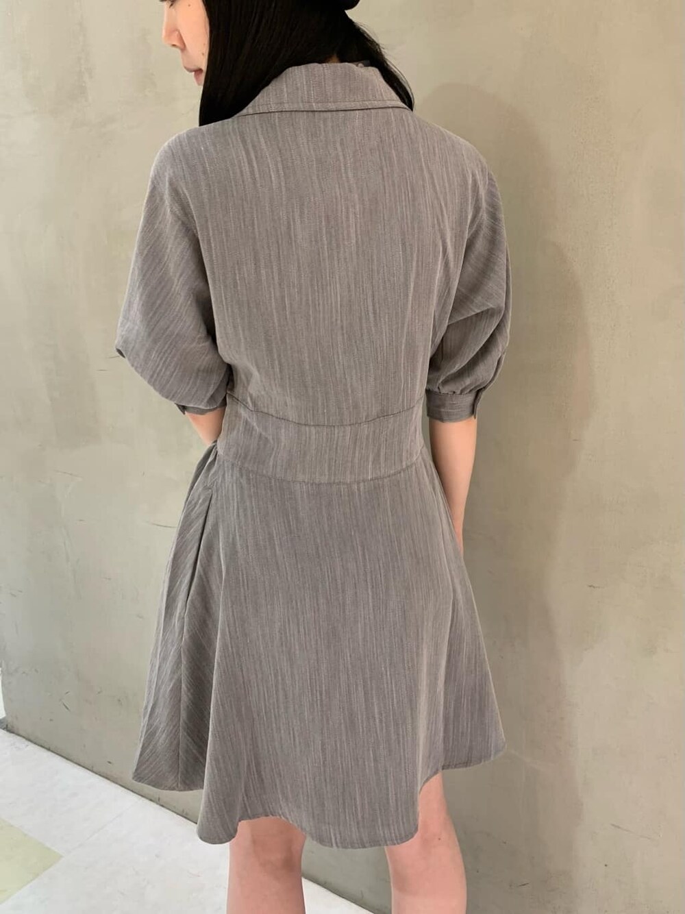 グレー系のワンピース、ブラック系のブーツ、ブラック系のハンチング/ベレー帽を着用したレディースの夏コーディネートの4枚目の写真