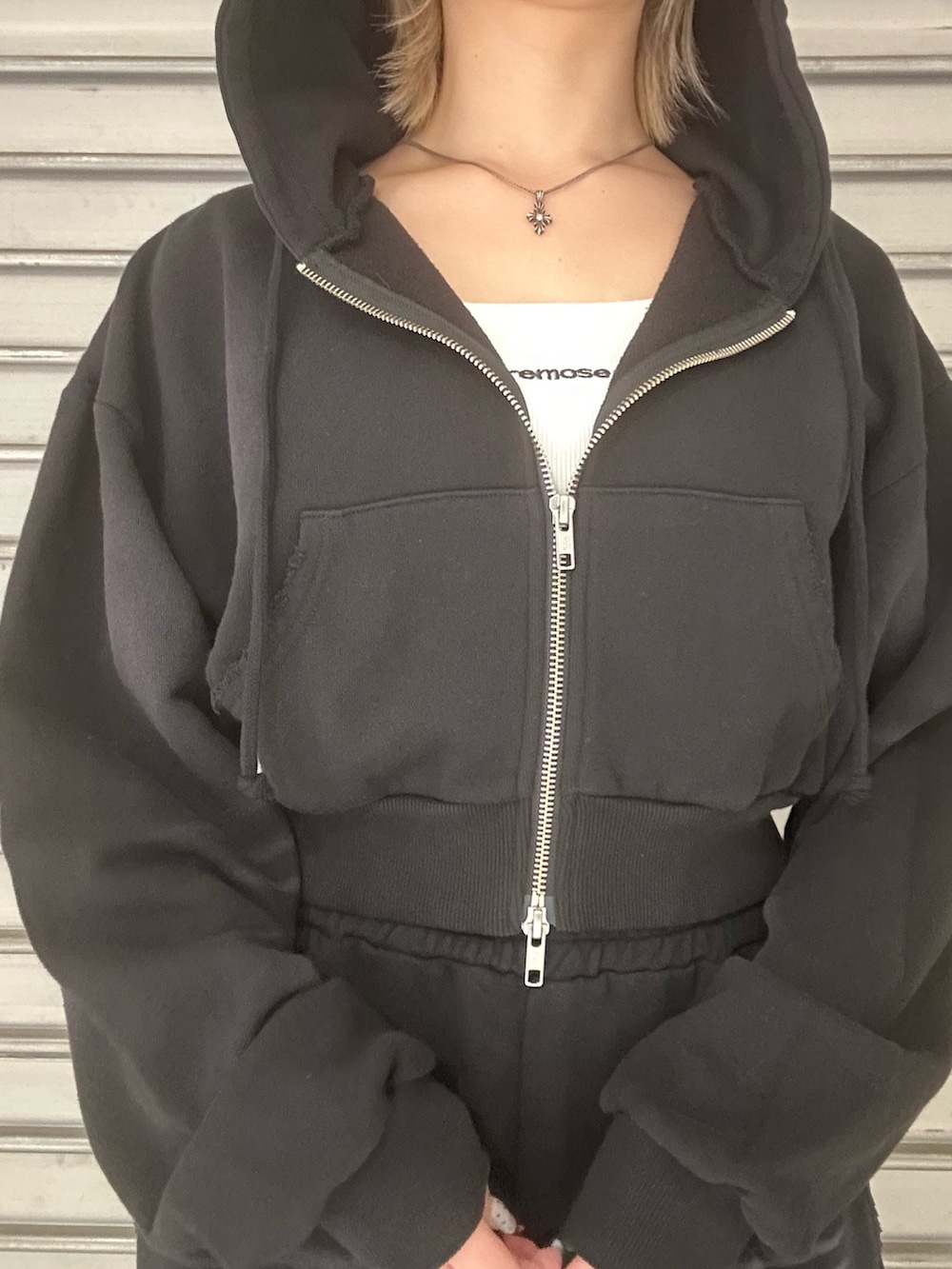 ブラック系のブーツ、ホワイト系のTシャツ/カットソー、ブラック系のパーカーを着用したレディースの秋コーディネートの4枚目の写真