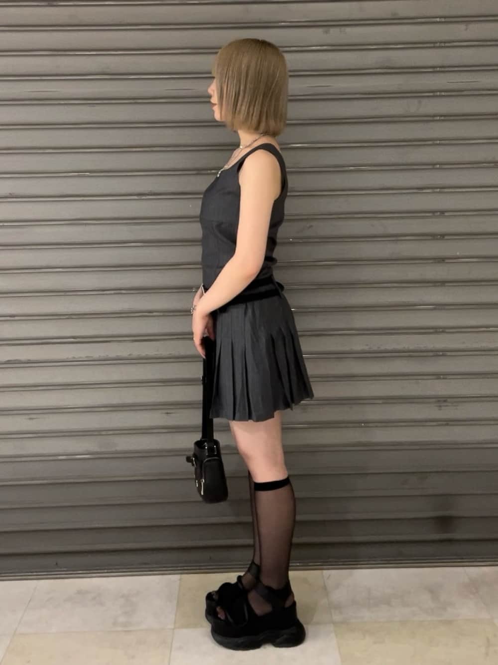 その他のワンピース、ブラック系のサンダル、ブラック系のショルダーバッグを着用したレディースの夏コーディネートの2枚目の写真