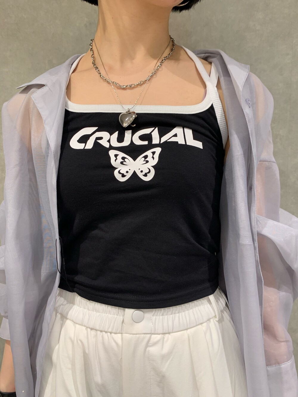 グレー系のシャツ/ブラウス、ブラック系のキャミソール、ホワイト系のその他パンツを着用したレディースの春コーディネートの3枚目の写真