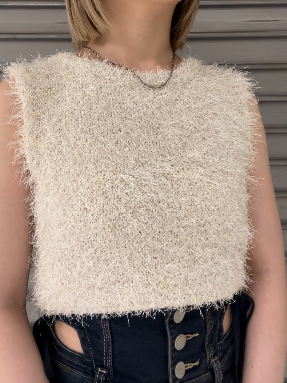 ホワイト系のタンクトップ、ブルー系のデニムパンツ、ブラック系のサンダルを着用したレディースの夏コーディネートの4枚目の写真