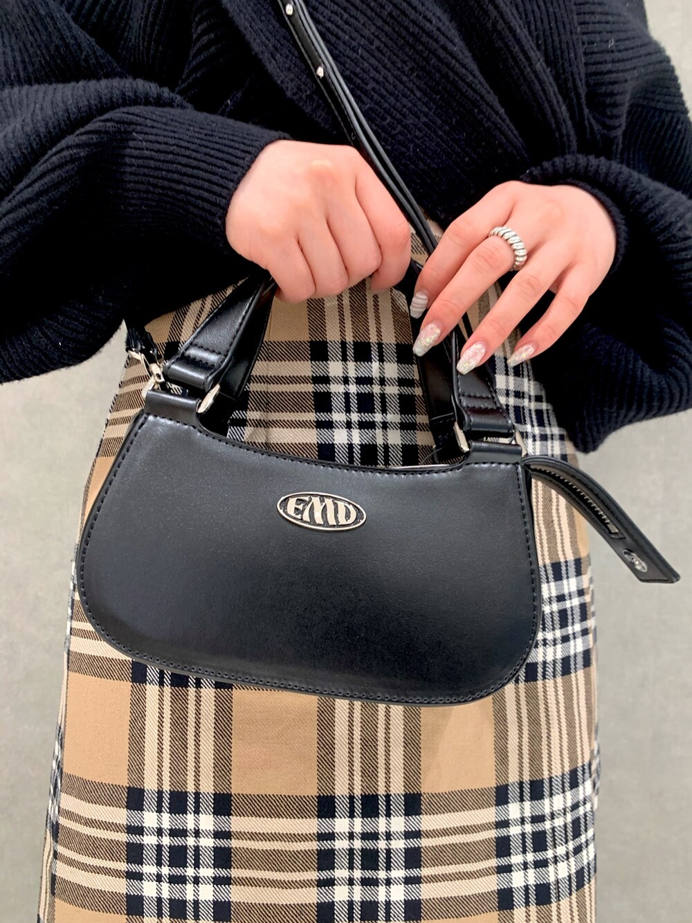 その他のスカート、ブラック系のニット/セーター、ブラック系のハンドバッグを着用したレディースの冬コーディネートの4枚目の写真