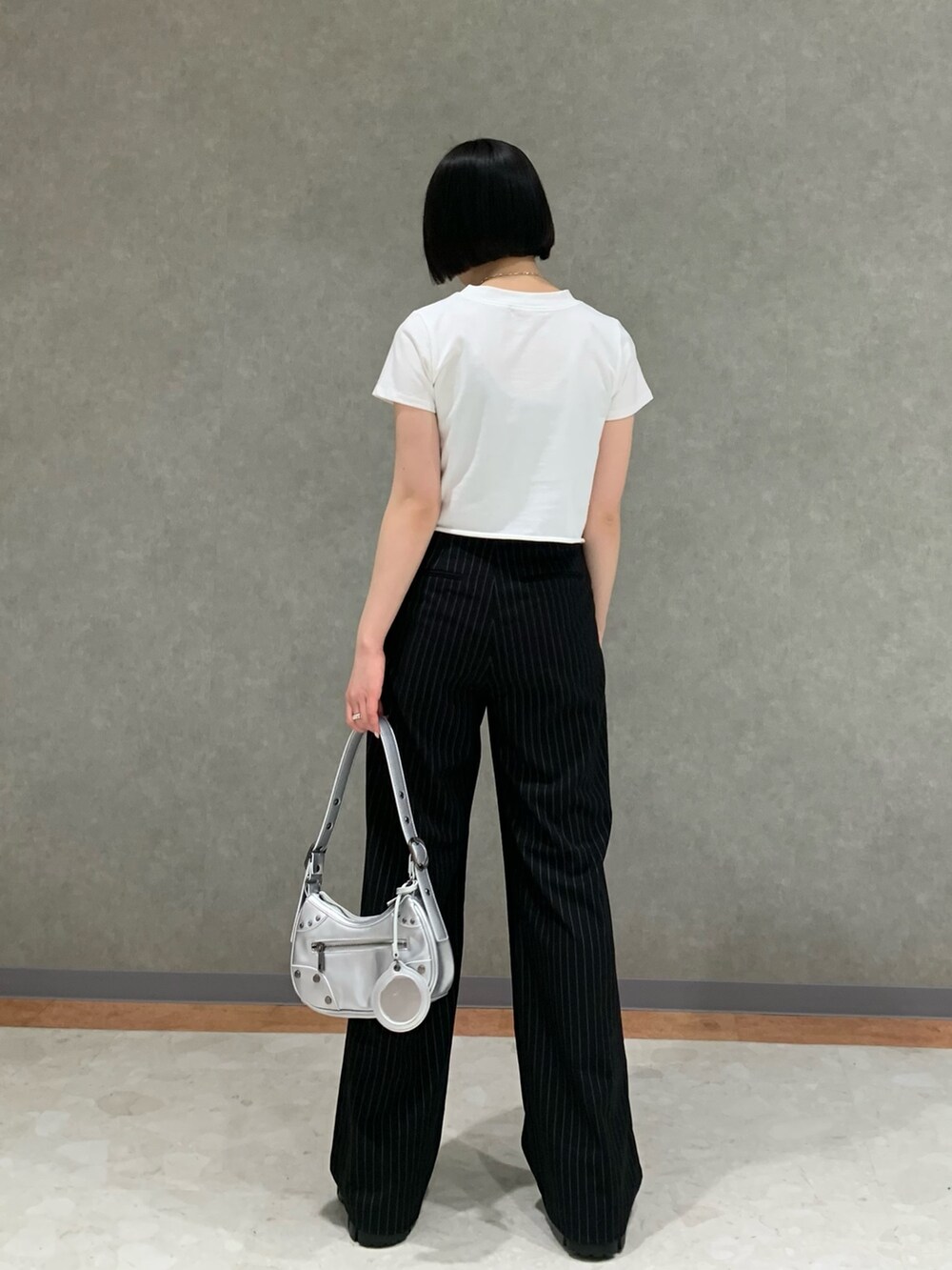 その他のその他パンツ、ホワイト系のTシャツ/カットソー、シルバー系のハンドバッグを着用したレディースの春コーディネートの3枚目の写真