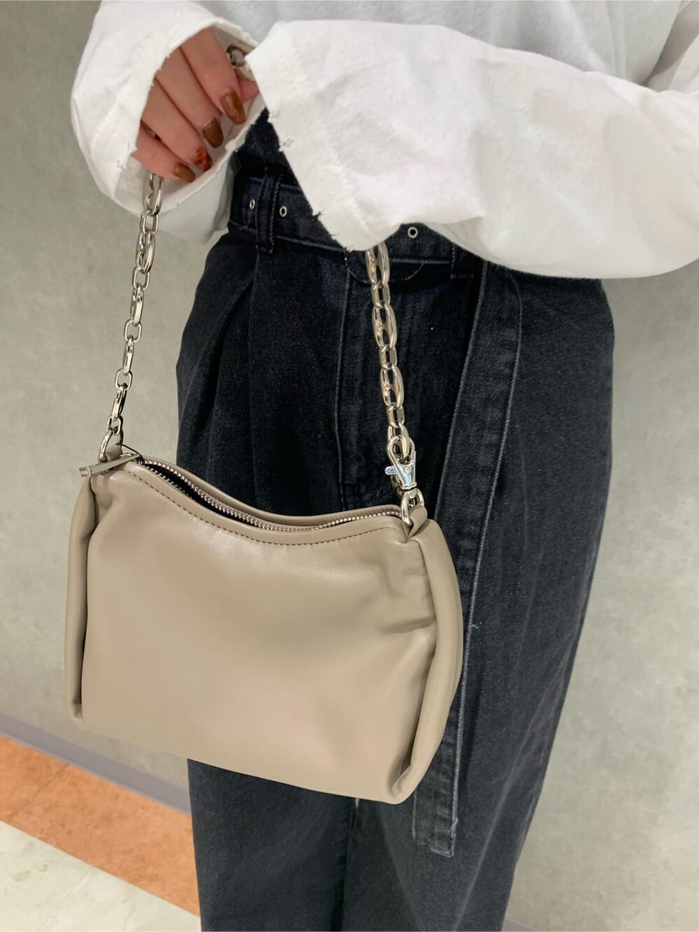 ブラック系のブーツ、ブラック系のデニムパンツ、ホワイト系のTシャツ/カットソーを着用したレディースの秋コーディネートの5枚目の写真