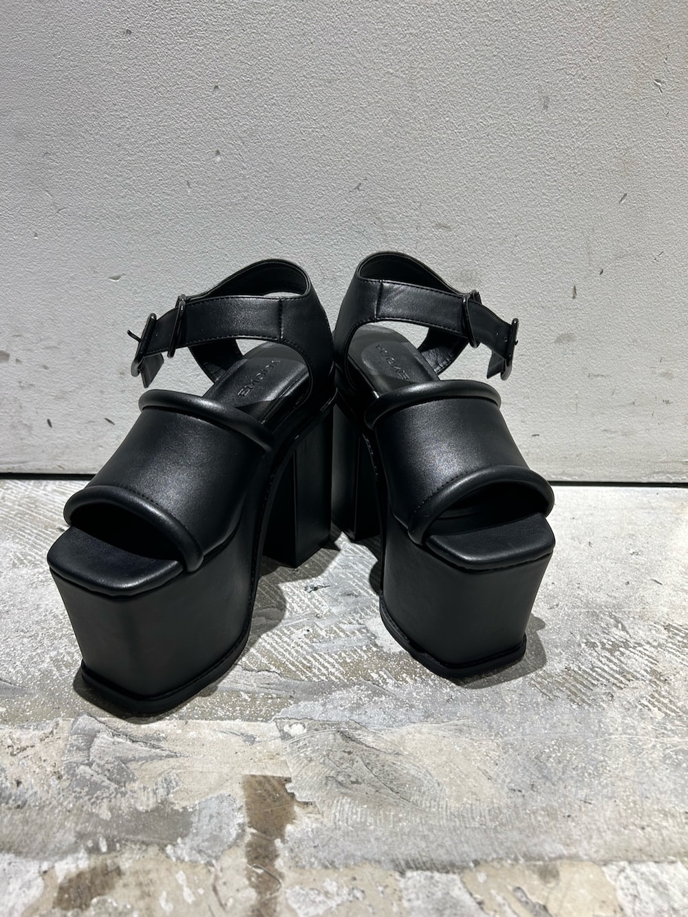 ホワイト系のシャツ/ブラウス、ブラック系のワンピース、ブラック系のサンダルを着用したレディースの春コーディネートの5枚目の写真